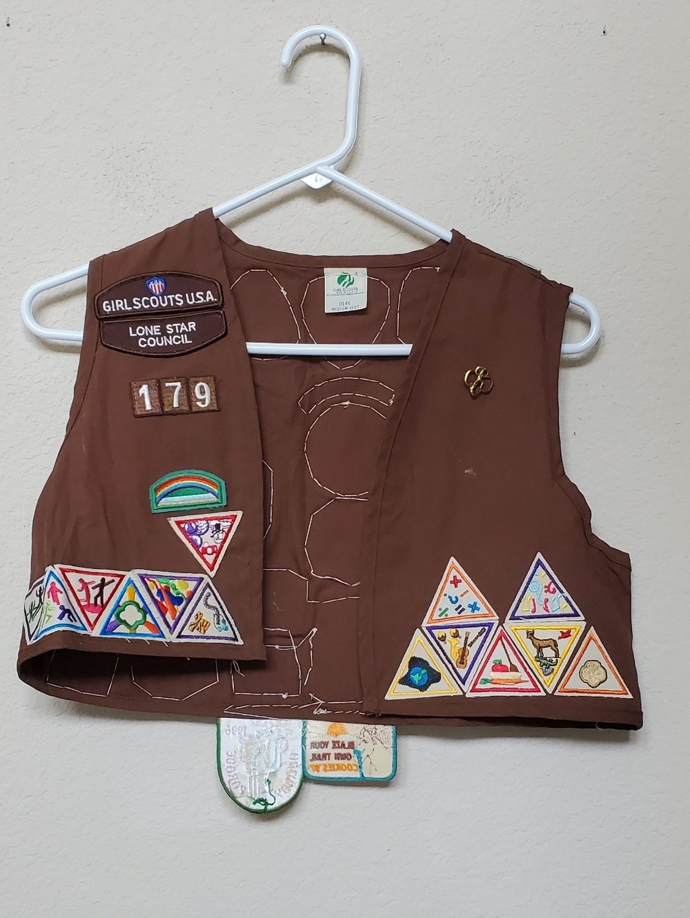 VTG Girl Scouts Brown Vest with Merit Patch Accents.  Size Medium